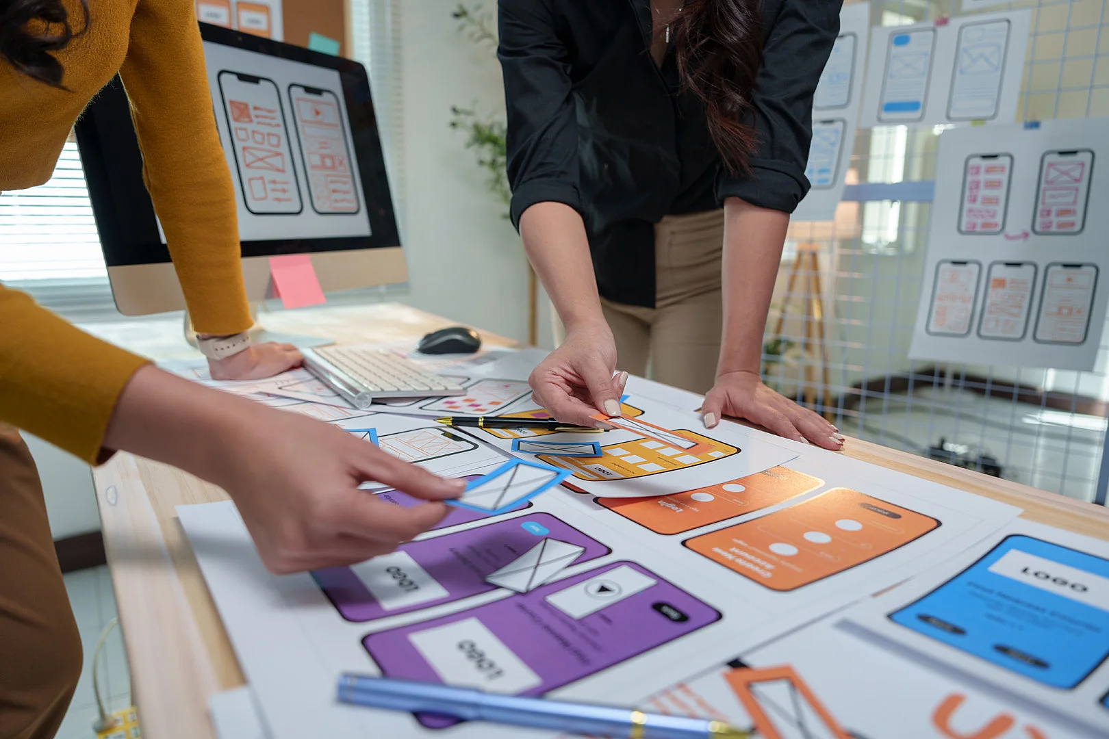 Personen bei der App-Entwicklung