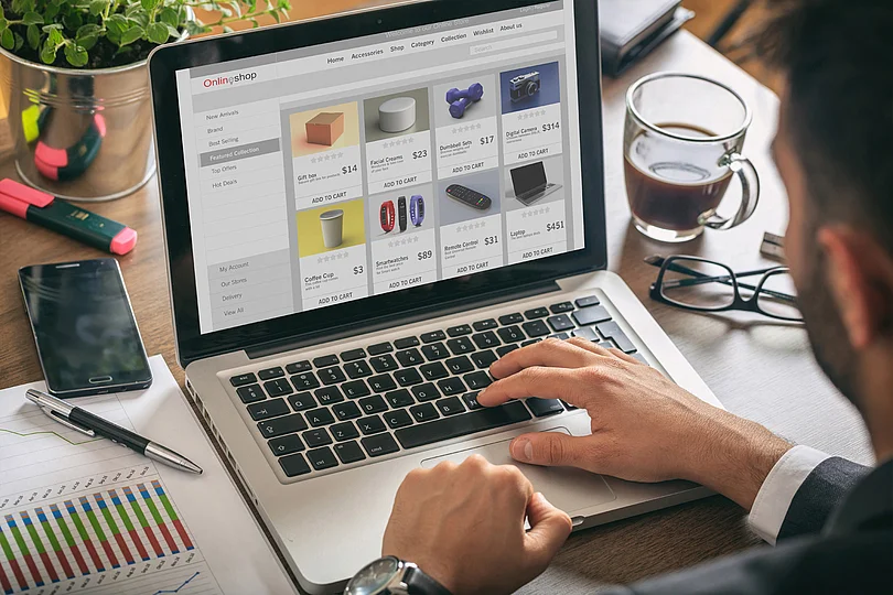 Person beim Online-Shopping