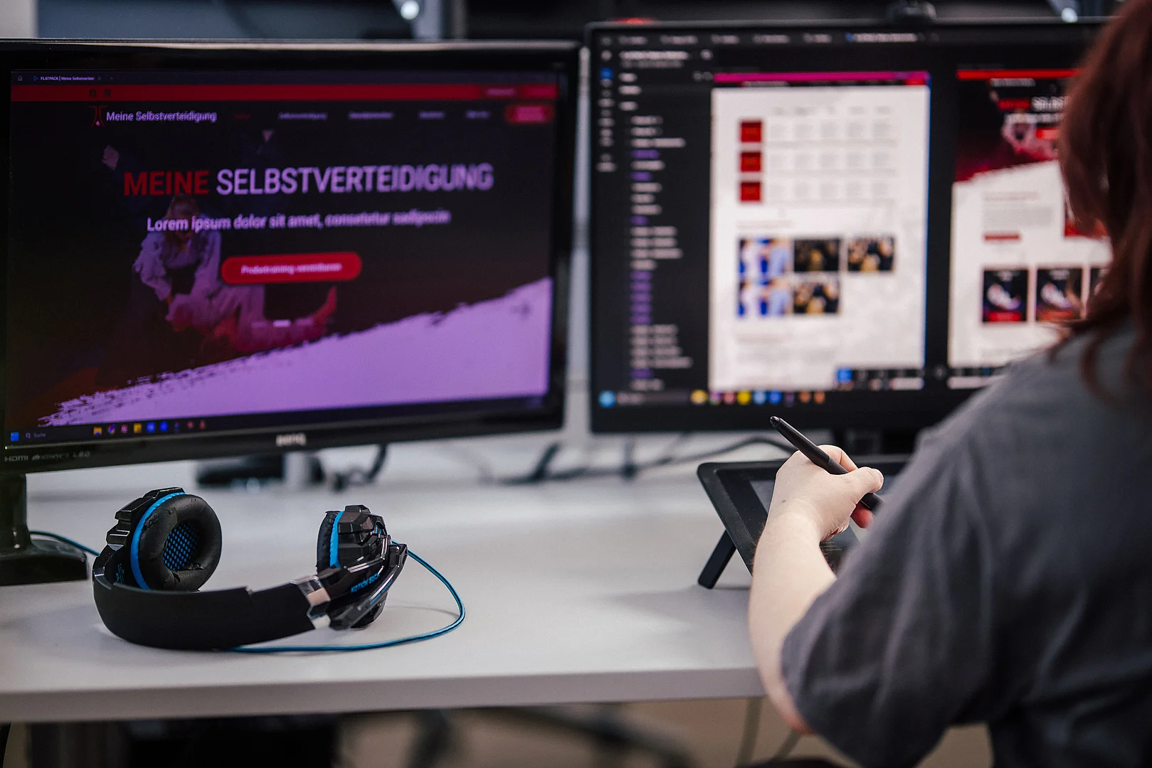 Person am Schreibtisch mit zwei Bildschirmen und Website Meine Selbstverteidigung