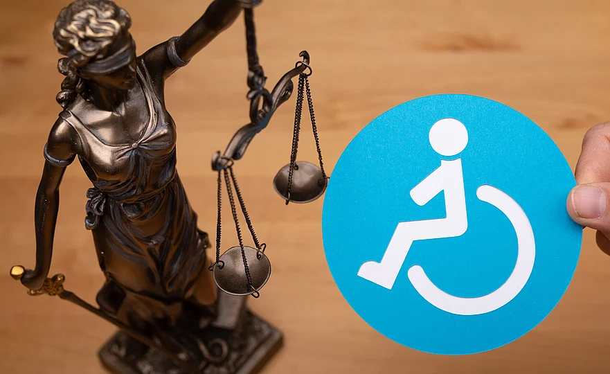 Justitia-Statue und Behindertensymbol