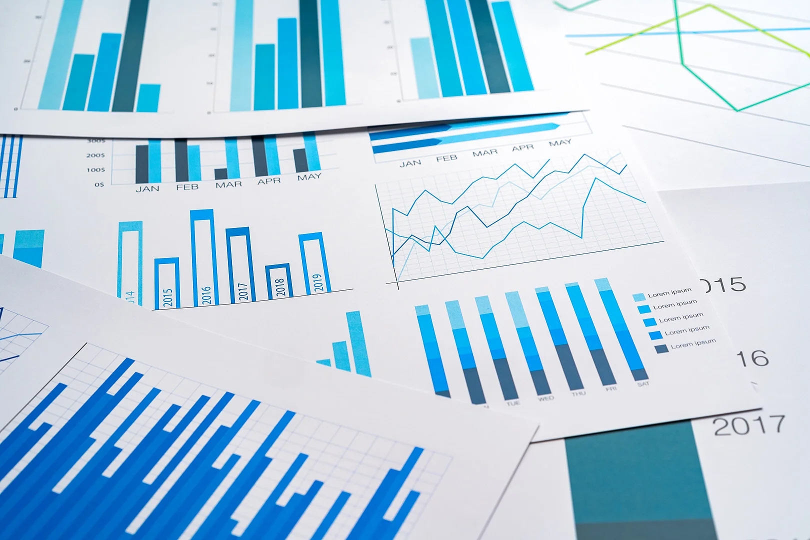Diverse Statistiken und Diagramme auf Papier