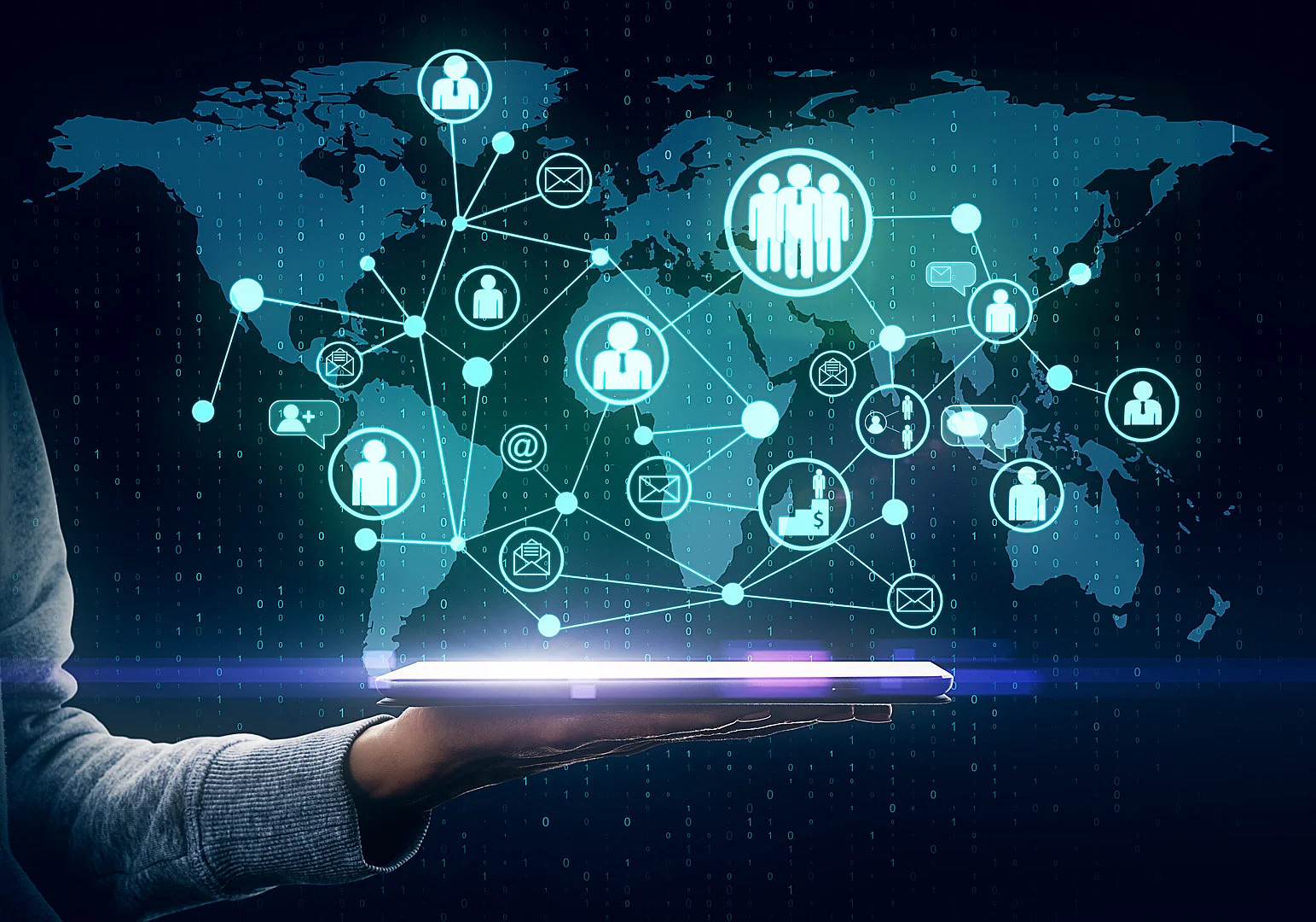Hand hält ein Tablet mit einem vernetzten globalen Netzwerk