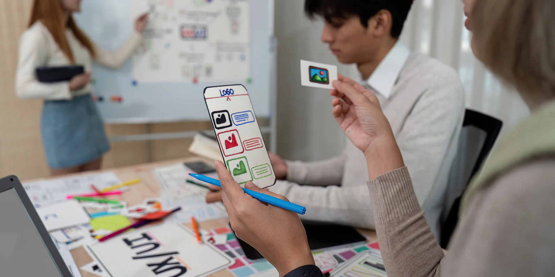 Person hält Smartphone mit App-Design