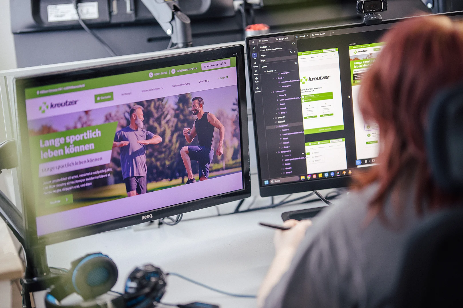 Person am Schreibtisch mit zwei Bildschirmen und Website von Kreutzer