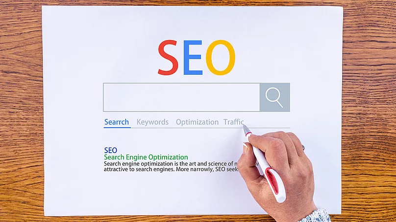 Hand schreibt SEO Suchmaschinenoptimierung